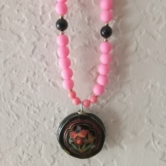Flower emblem necklace - Picture 2 of 2